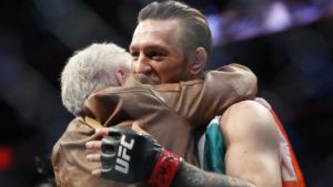 Conor McGregor: Η απίστευτη αγκαλιά με την τρομερή γιαγιά του Donald Cerrone – Fightsports